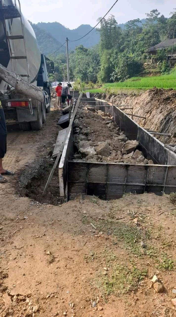 Người dân ghi hình "tố" nhà thầu thi công ẩu (trước khi đổ bê tông). Người dân ghi hình "tố" nhà thầu thi công ẩu (trước khi đổ bê tông).