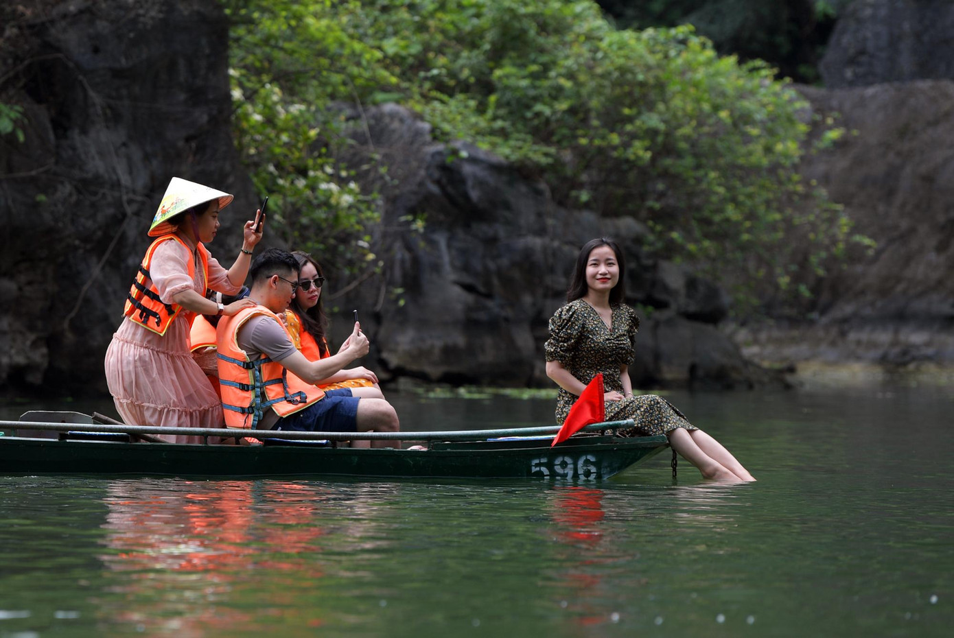 Người dân vui mừng khi dịch COVID 19 được kiểm soát. Ảnh: M.Đ