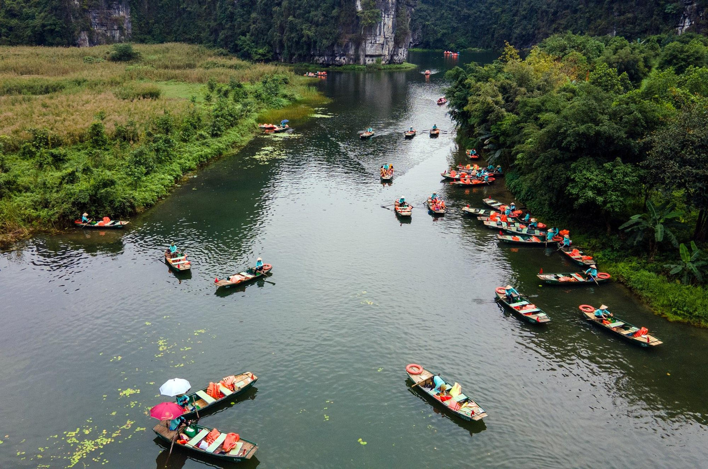 Người lái đò trở lại phục vụ khách du lịch. Ảnh: Đ.H