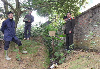 Quả bom bi còn lại bên tường rào trường THCS Tiên Phong được lực lượng chức năng phong tỏa, tiêu hủy