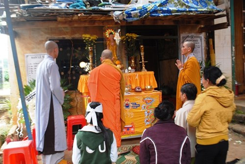  Gia đình cầu nguyện cho vong hồn em sớm siêu thoát