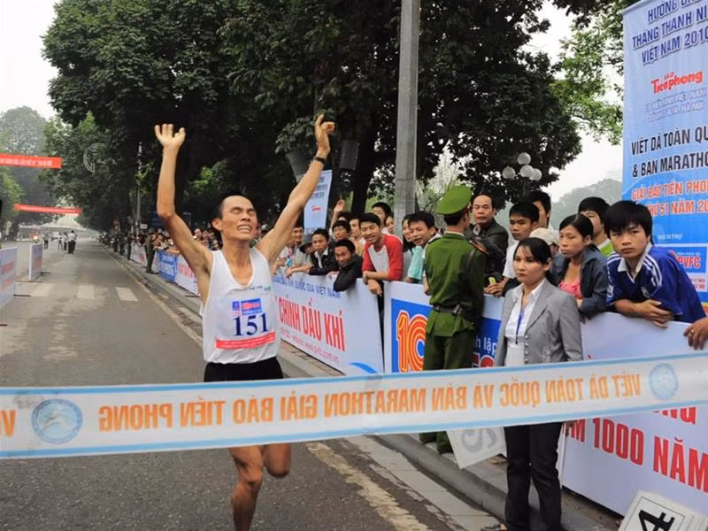 VĐV Nguyễn Văn Long (đoàn Gia Lai) khi cán đích cự li 21km nam VĐV Nguyễn Văn Long (đoàn Gia Lai) khi cán đích cự li 21km nam