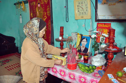 Hàng xóm hằng ngày đều hương khói cho bà Cúc