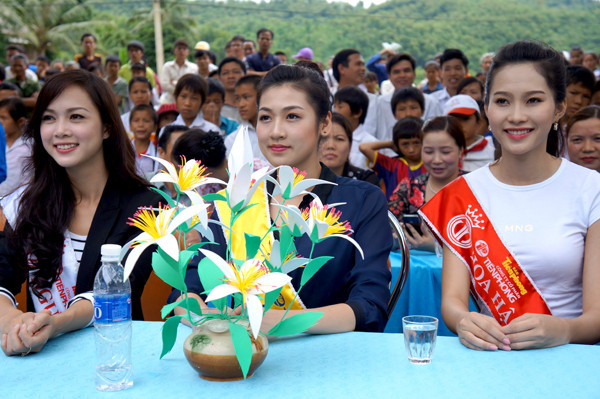 Hoa hậu, Á hậu và các người đẹp trong chhuyến công tác từ thiện tại Thanh Hóa