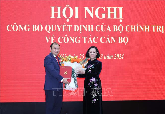 Thường trực Ban Bí thư, Trưởng Ban Tổ chức Trung ương Trương Thị Mai trao quyết định của Bộ Chính trị cho ông Lê Hải Bình. Ảnh: TTXVN