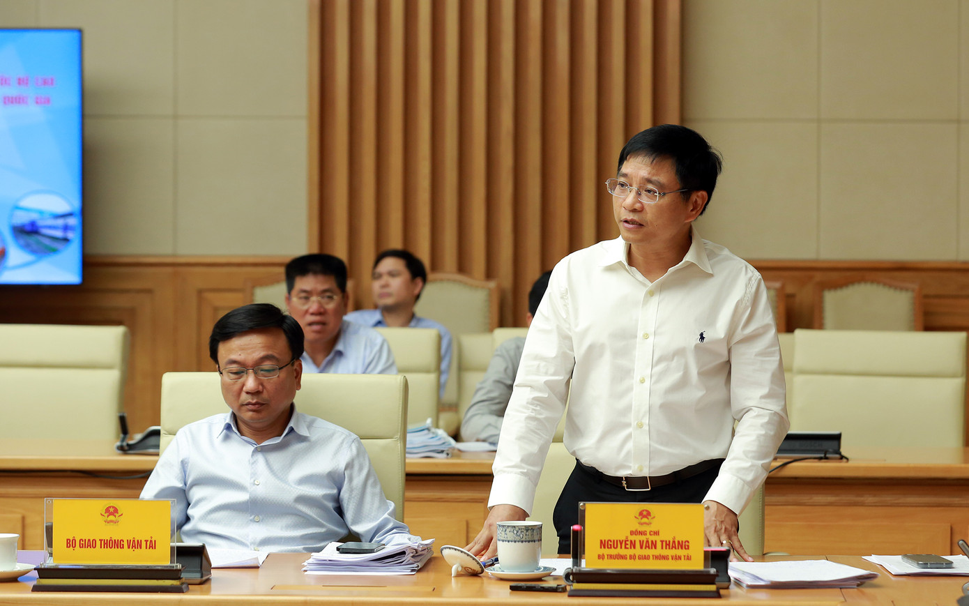 Bộ trưởng Bộ GTVT Nguyễn Văn Thắng báo cáo tại cuộc họp.