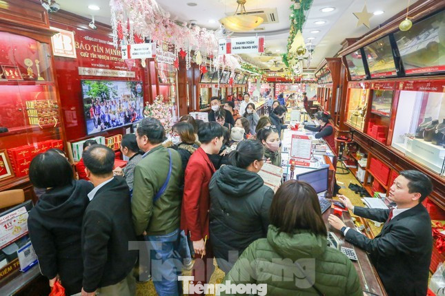 Người dân xếp hàng mua vàng. Người dân xếp hàng mua vàng.