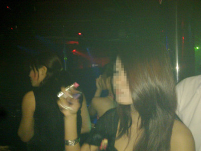 Cô nào cũng còn rất trẻ, và uống bia rượu giỏi