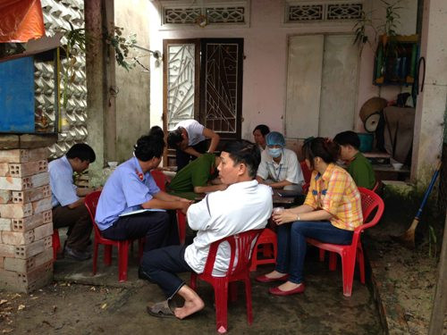 Cơ quan chức năng đang tìm hiểu vụ việc tại nhà nạn nhân. Ảnh: Phụ nữ. Cơ quan chức năng đang tìm hiểu vụ việc tại nhà nạn nhân. Ảnh: Phụ nữ