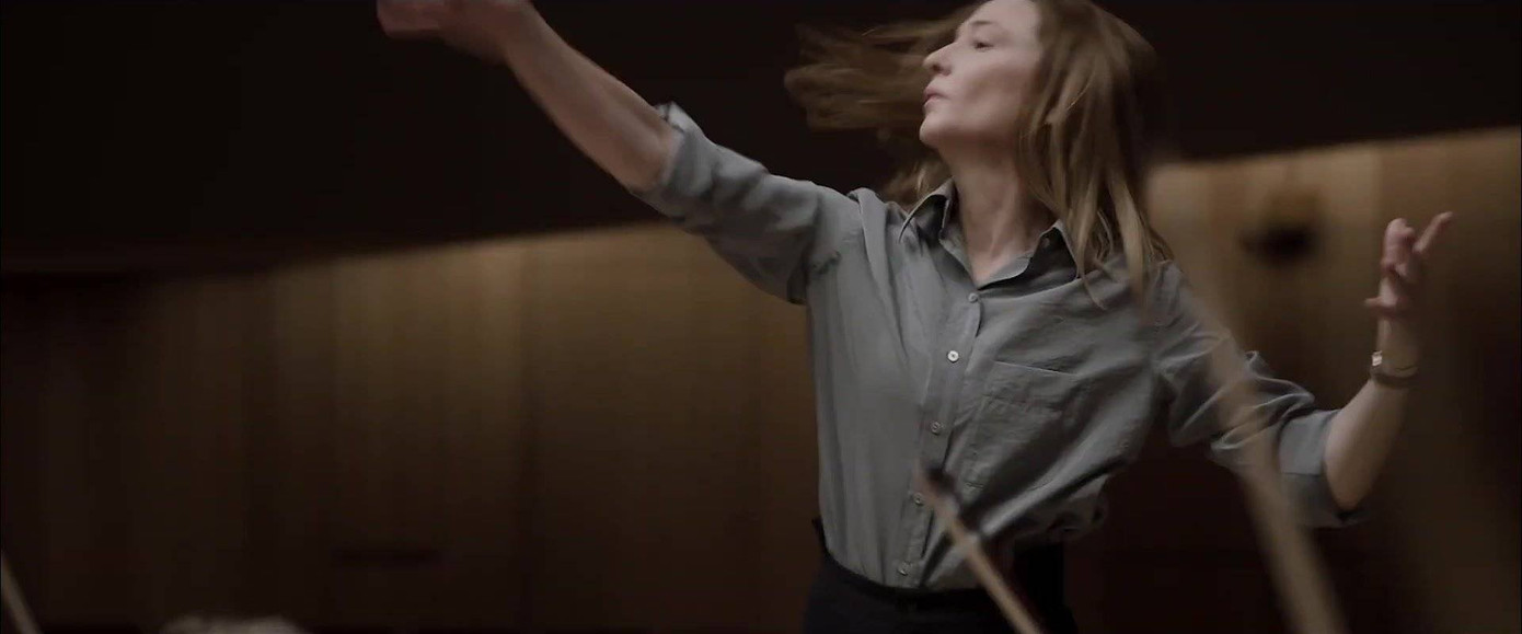 Sự hấp dẫn "chết người" của Tár trên cương vị một nhạc trưởng.