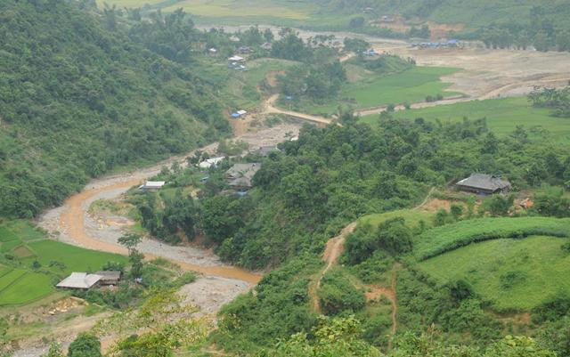 Nước suối đục ngầu vì đất đá sạt lở, vì các hoạt động khai thác vàng trái phép