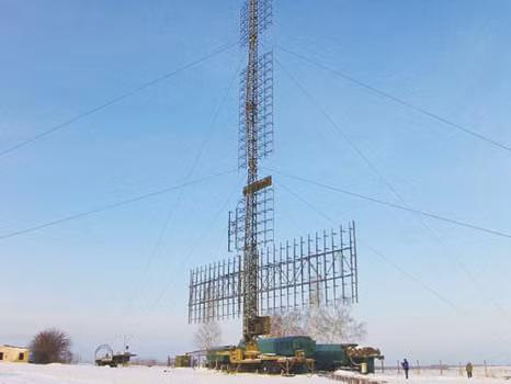 Xe anten thu - phát đồ sộ của hệ thống radar 55ZH6UE NEBO-UE
