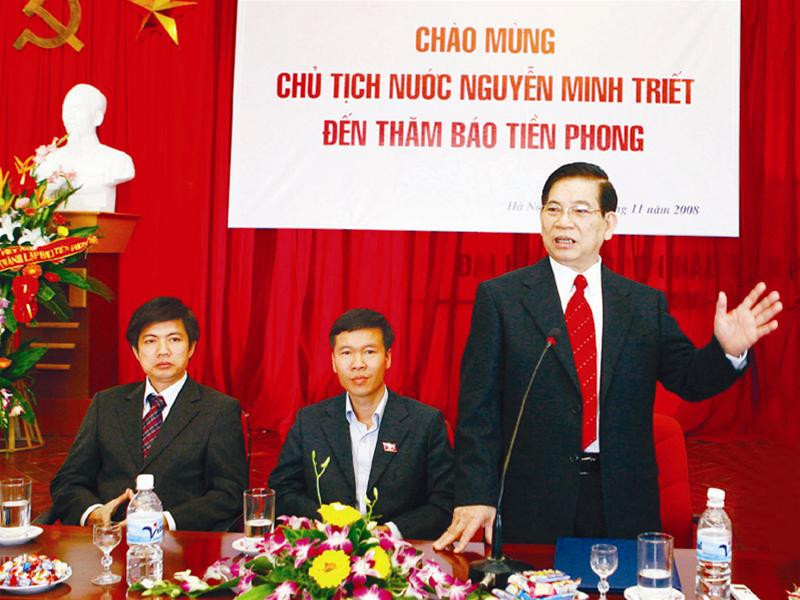 Chủ tịch nước trò chuyện với cán bộ, phóng viên báo Tiền Phong. Bí thư thứ nhất T.Ư Đoàn Võ Văn Thưởng (giữa), Tổng Biên tập báo Tiền Phong Đoàn Công Huynh (trái). Ảnh: Hồng Vĩnh.