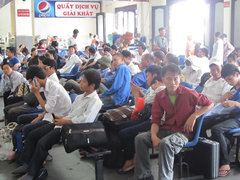 Bến xe chật kín người chờ để chiều có thể lên được chuyến sớm nhất về nhà