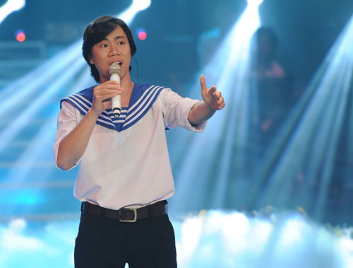 Kiên Giang có lẽ là thí sinh kém nhất trong 8 thí sinh góp mặt ở bán kết The Voice năm nay. Thế nhưng anh lại là thí sinh gây sốc khi liên tục nhận được bình chọn cao nhất của đội Trần Lập