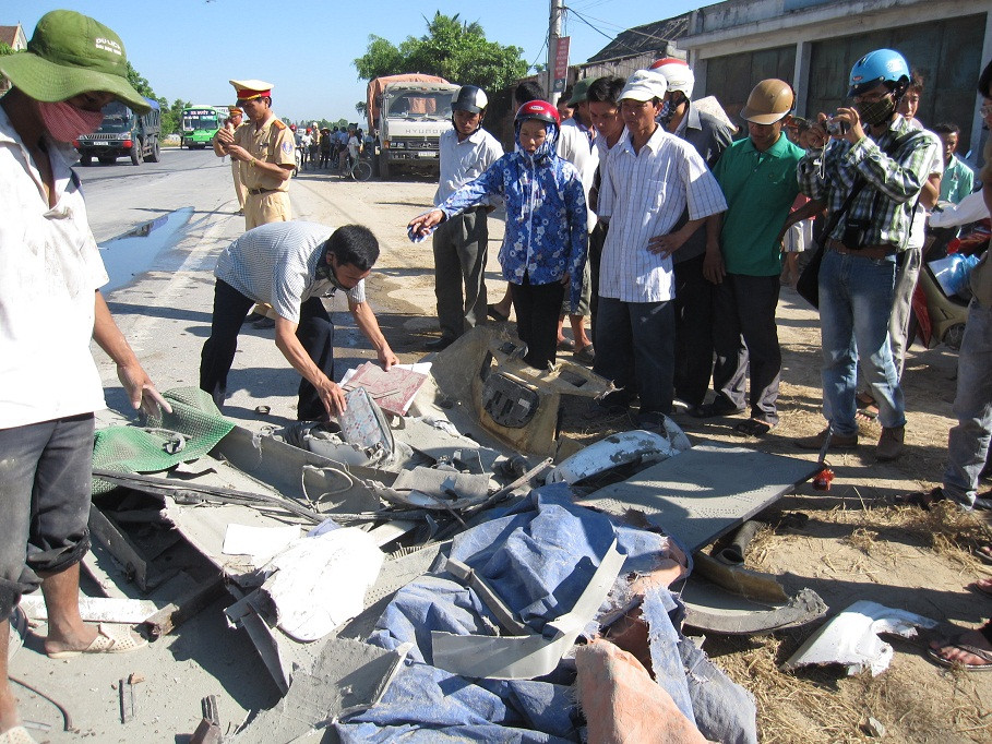 Phần đầu chiếc xe khách Phú Quý nằm trên đường . Phần đầu chiếc xe khách Phú Quý nằm trên đường