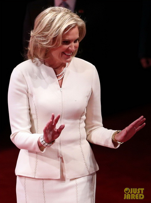 Bà Ann Romney chọn bộ vest váy màu trắng ngà trong buổi tranh luận thứ nhất của phu quân 