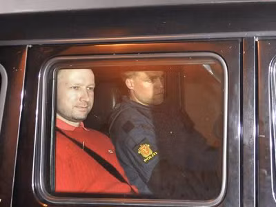 Xe cảnh sát đưa Anders Behring Breivik rời tòa án Ảnh: Reuters
