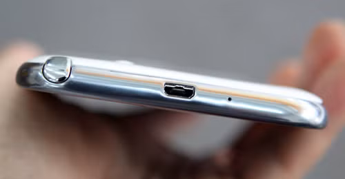 Phía dưới có cổng sạc, micro và khe gắn bút S-pen