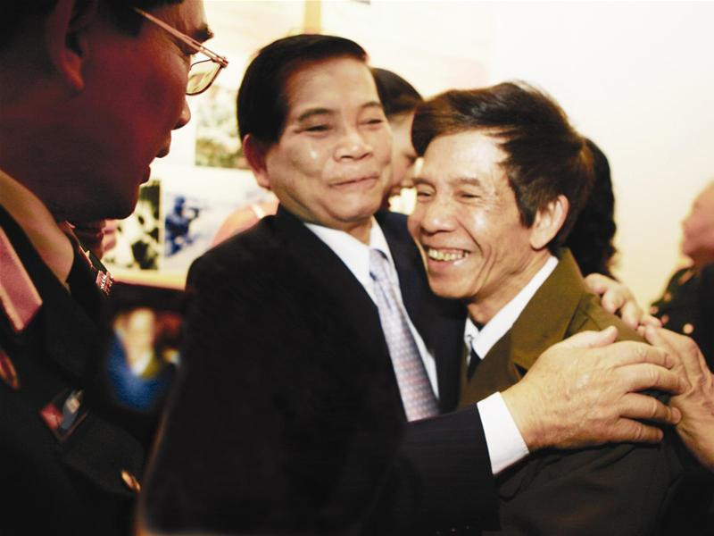 Chủ tịch nước Nguyễn Minh Triết và họa sĩ Lê Đức Tuấn tại lễ khai mạc triển lãm Kỷ vật chiến tranh chiều ngày 2-2 - Ảnh: Hồng Vĩnh