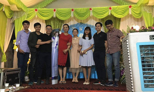 Hài hước cô gái được nhóm bạn in ảnh để giữ lời hứa dự đám cưới ảnh 3