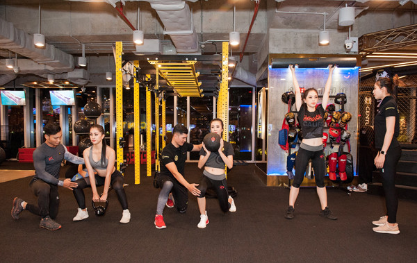 Theo chân hoa hậu Trần Tiểu Vy tập luyện chuẩn bị thi Miss World 2018 ảnh 5