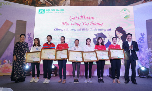 10 tỷ đồng Học bổng Dạ hương - Chung sức cùng nữ thầy thuốc tương lai ảnh 3