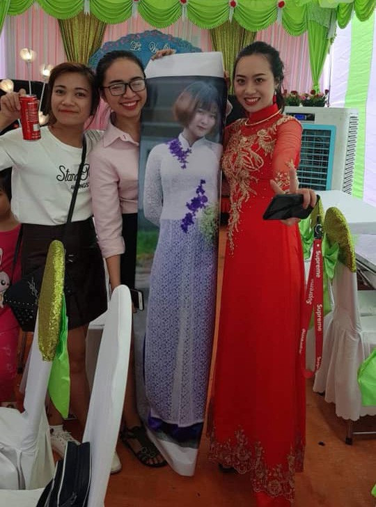Hài hước cô gái được nhóm bạn in ảnh để giữ lời hứa dự đám cưới ảnh 1