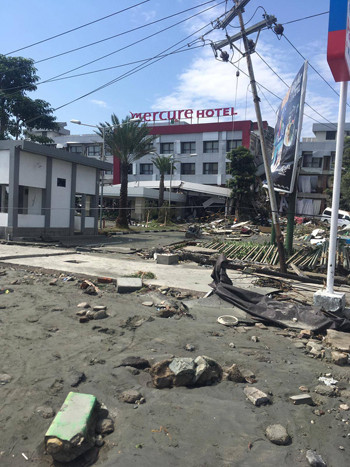 Nhân chứng sóng thần Indonesia: 'Gió rít inh tai, sóng ầm ầm đổ vào' ảnh 2