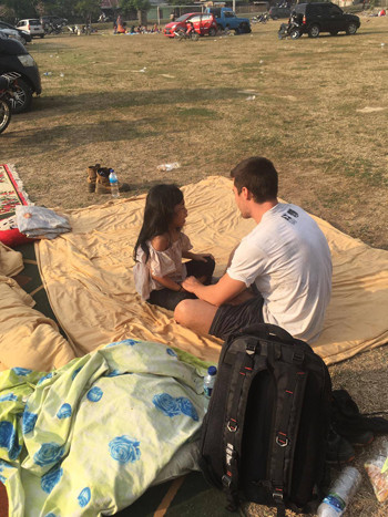 Nhân chứng sóng thần Indonesia: 'Gió rít inh tai, sóng ầm ầm đổ vào' ảnh 1