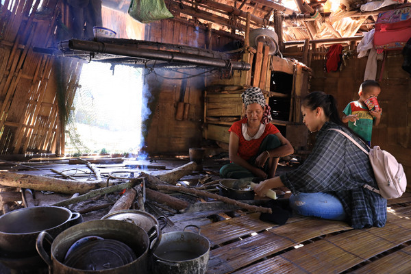 Hoa hậu Trần Tiểu Vy vượt ngàn cây số mang nước sạch về bản Nịu ảnh 1