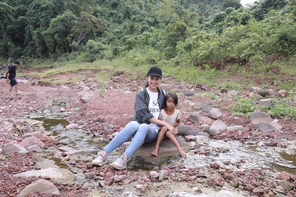 Hoa hậu Trần Tiểu Vy vượt ngàn cây số mang nước sạch về bản Nịu ảnh 4