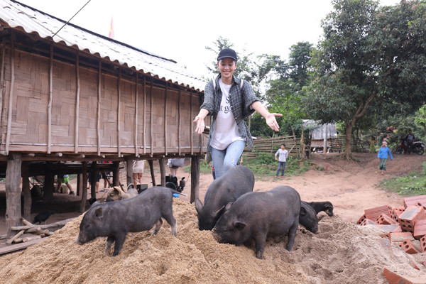 Hoa hậu Trần Tiểu Vy vượt ngàn cây số mang nước sạch về bản Nịu ảnh 2