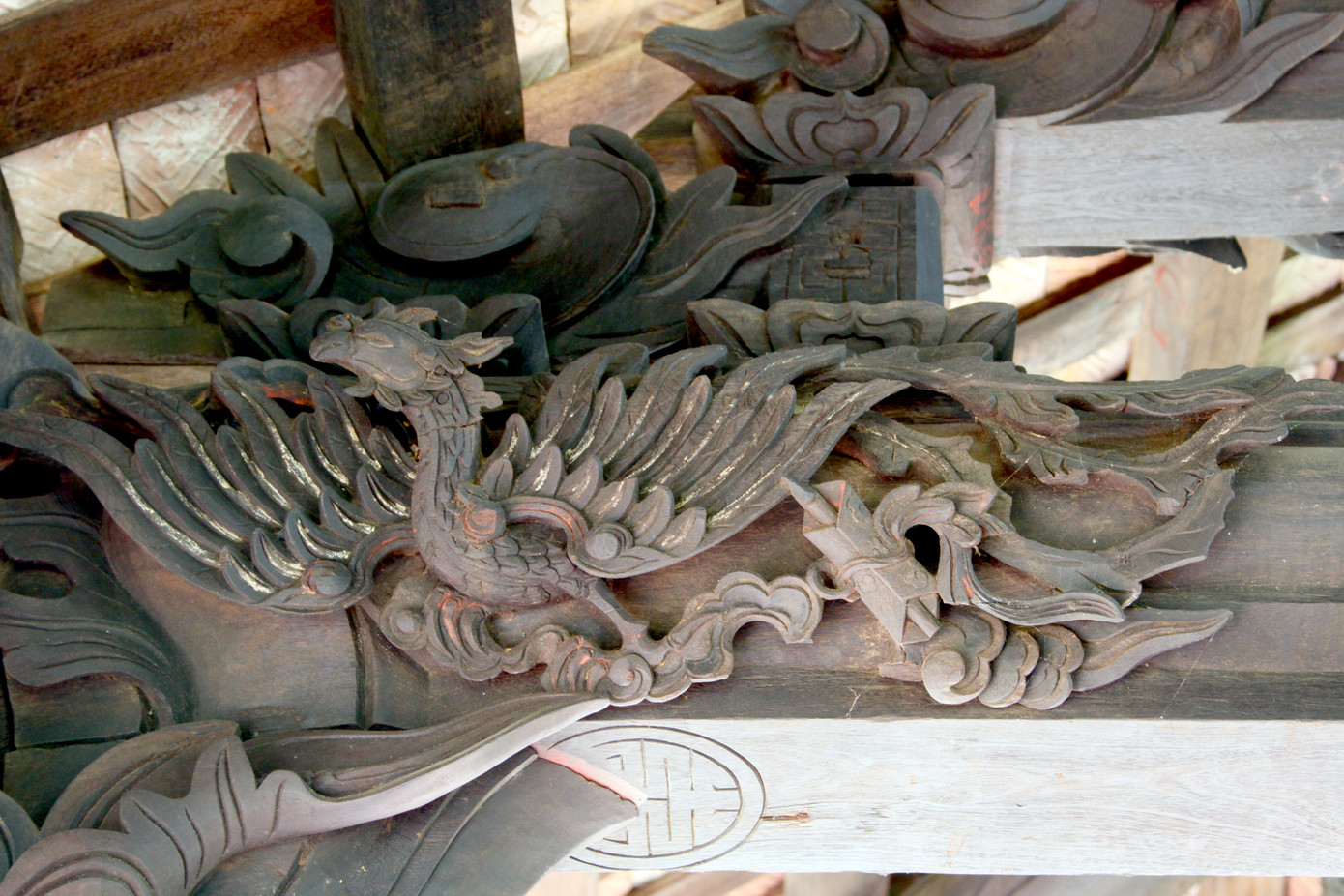 Họa tiết của một góc xà ngang phương đình