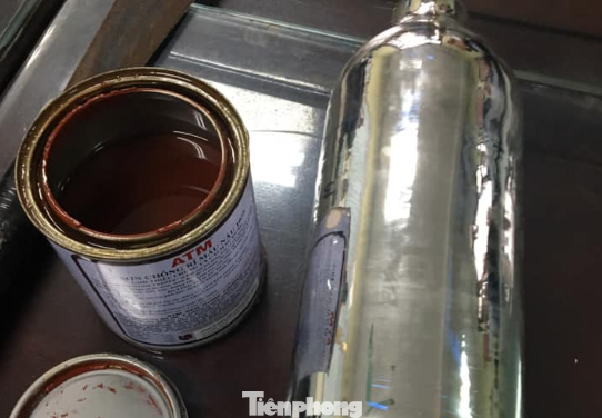 Công an thu giữ tang vật chất bẩn các đối tượng đã sử dụng để ném vào nhà dân khi đi đòi nợ thuê - Ảnh: Hoàng Long