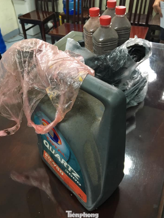 Công an thu giữ tang vật chất bẩn các đối tượng đã sử dụng để ném vào nhà dân khi đi đòi nợ thuê - Ảnh: Hoàng Long