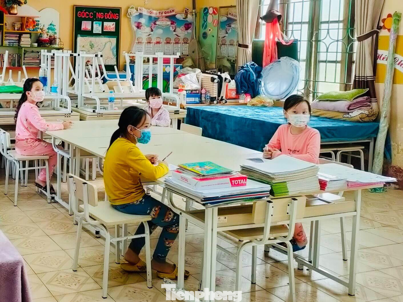 Học sinh trường Tiểu học Trần Quốc Toản học bài trong khu cách ly tại trường - Ảnh: Gia Mẫn