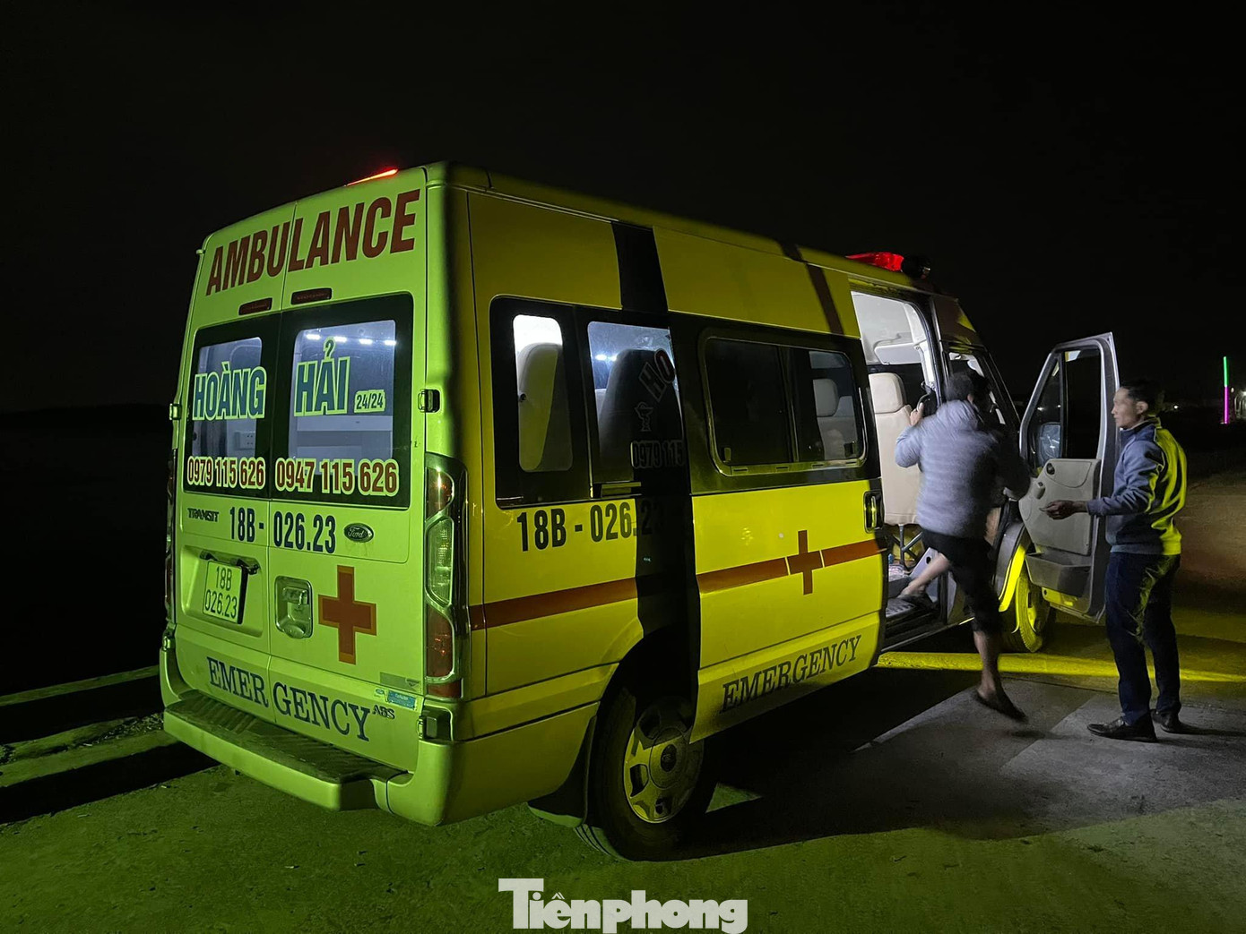 Đến rạng sáng nay, thi thể cháu bé bị sóng biển cuốn được tìm thấy ở ven đê Xuân Hà, thuộc xã Hải Đông, huyện Hải Hậu - Ảnh: Hoàng Long