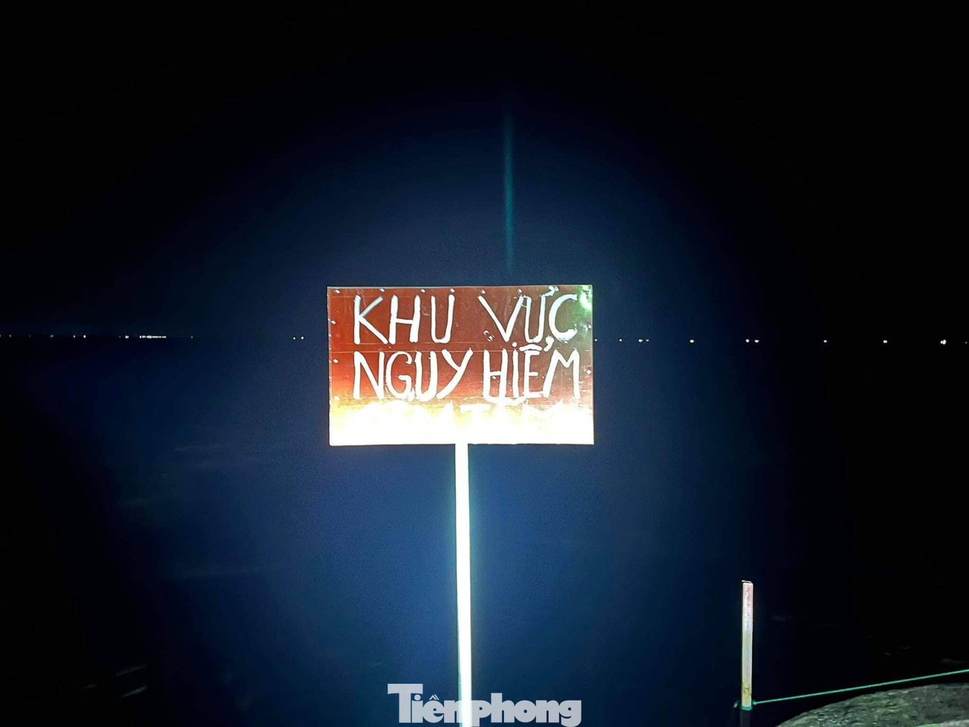 Bất chấp có biển cảnh báo nguy hiểm, các cháu bé vẫn ra biển tắm - Ảnh: Hoàng Long