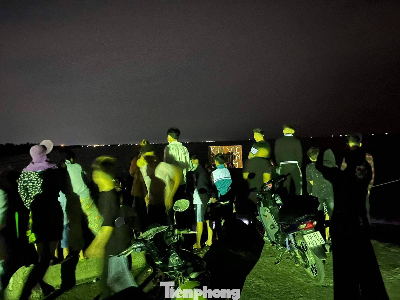 Suốt đêm qua, lực lượng chức năng và người dân đã tổ chức tìm kiếm cháu bé bị sóng biển cuốn - Ảnh: Hoàng Long