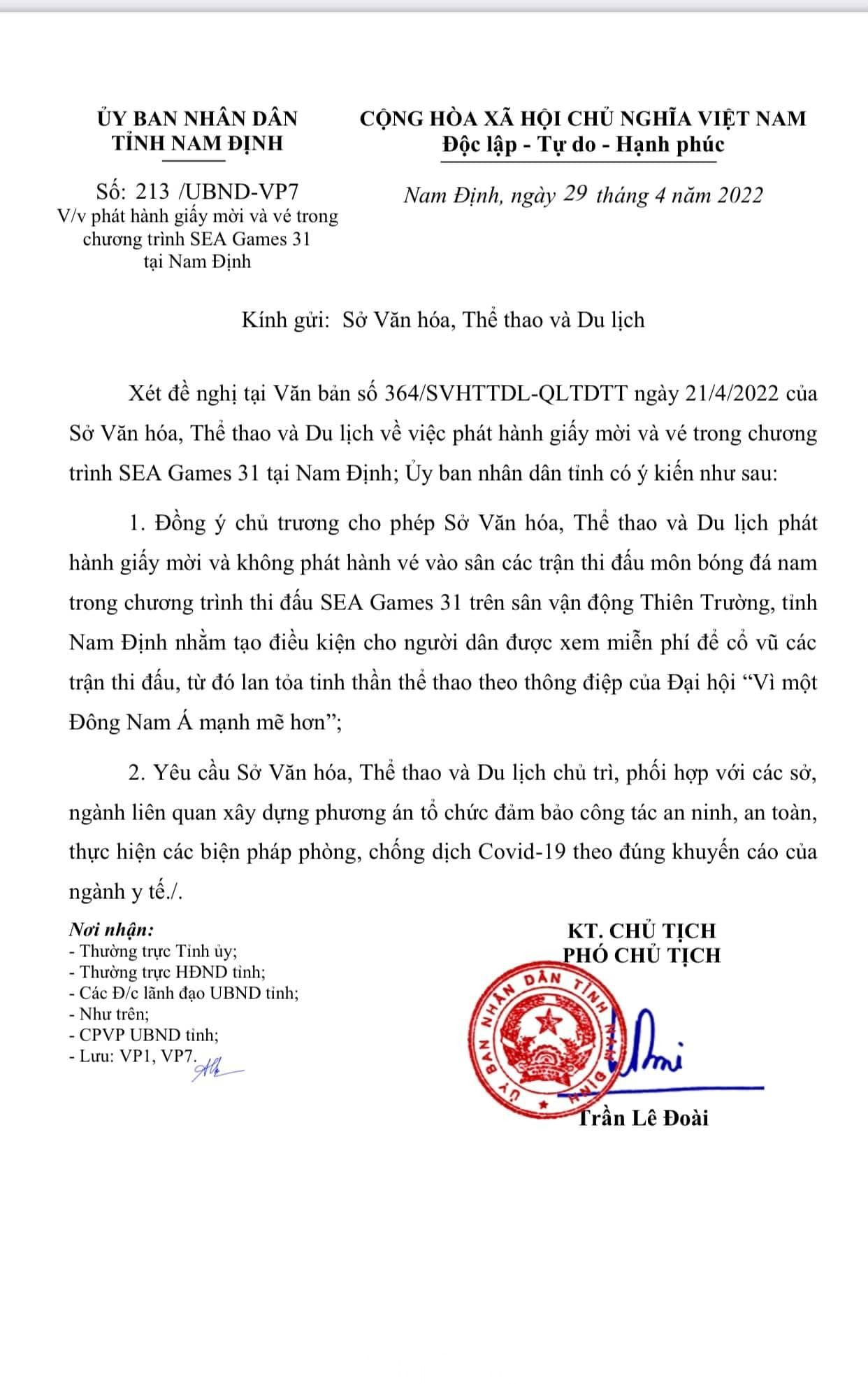 Tỉnh Nam Định quyết định mở cửa miễn phí sân Thiên Trường để người dân đến cỗ vũ các đội bóng đá thi đấu tại đây - Ảnh: Hoàng Long