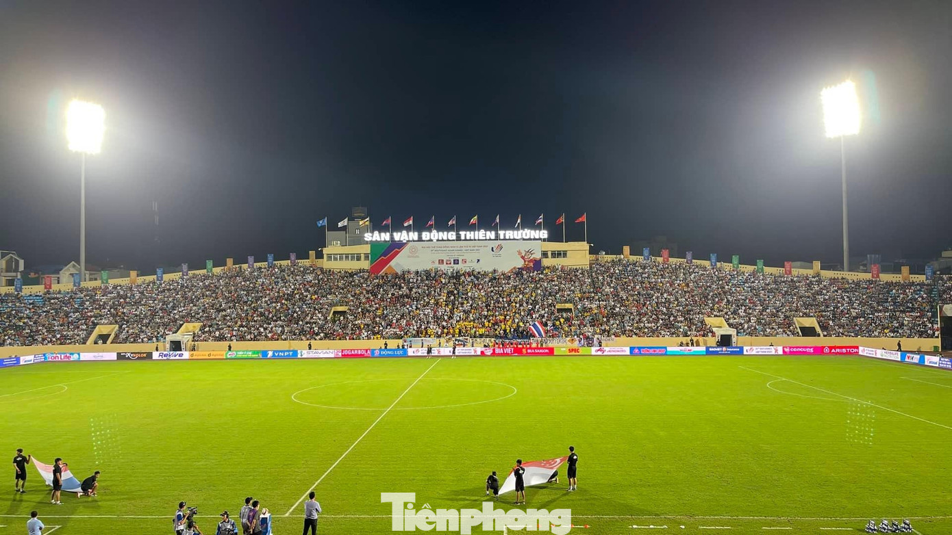 Khán giả Thành Nam phủ kín sân Thiên Trường ở cả 2 lượt đấu đầu tiên của Bảng B để cổ vũ cho các đội bóng nước bạn - Ảnh: Hoàng Long Rất nhiều khán giả Thành Nam đến muộn và không vào được sân vì hết chỗ - Ảnh: Hoàng Long Tại khu vực sân Thiên Trường, tỉnh Nam Định còn tổ chức không gian văn hoá ẩm thực với nhiều món ăn truyền thống đặc sắc - Ảnh: Hoàng Long