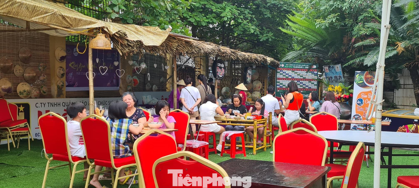 Tại khu vực sân Thiên Trường, tỉnh Nam Định còn tổ chức không gian văn hoá ẩm thực với nhiều món ăn truyền thống đặc sắc - Ảnh: Hoàng Long