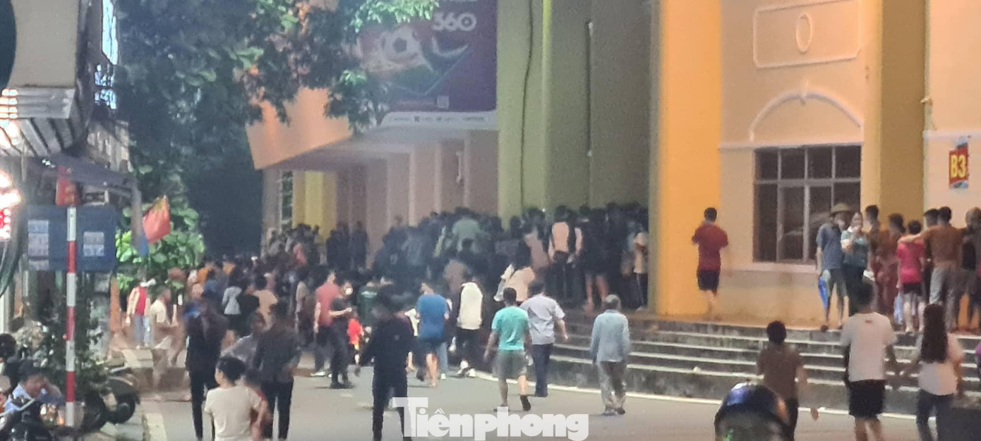 Đến 19 giờ, khu vực sân Thiên Trường chật kín người đến xem và cổ vũ cho các đội bóng của Bảng B - Ảnh: Hoàng Long Khán giả Thành Nam phủ kín sân Thiên Trường ở cả 2 lượt đấu đầu tiên của Bảng B để cổ vũ cho các đội bóng nước bạn - Ảnh: Hoàng Long Rất nhiều khán giả Thành Nam đến muộn và không vào được sân vì hết chỗ - Ảnh: Hoàng Long Tại khu vực sân Thiên Trường, tỉnh Nam Định còn tổ chức không gian văn hoá ẩm thực với nhiều món ăn truyền thống đặc sắc - Ảnh: Hoàng Long