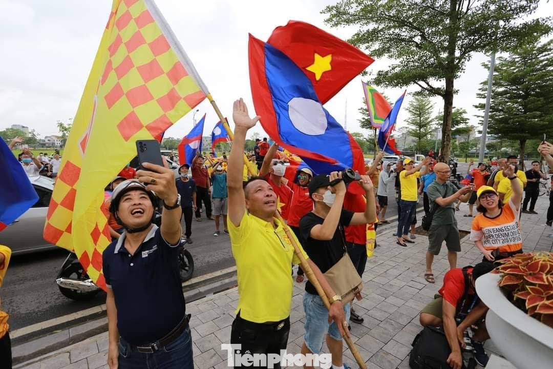 CĐV Nam Định diễu hành cổ động cho đội Lào và các đội bóng thi đấu tại sân Thiên Trường - Ảnh: Hoàng Long