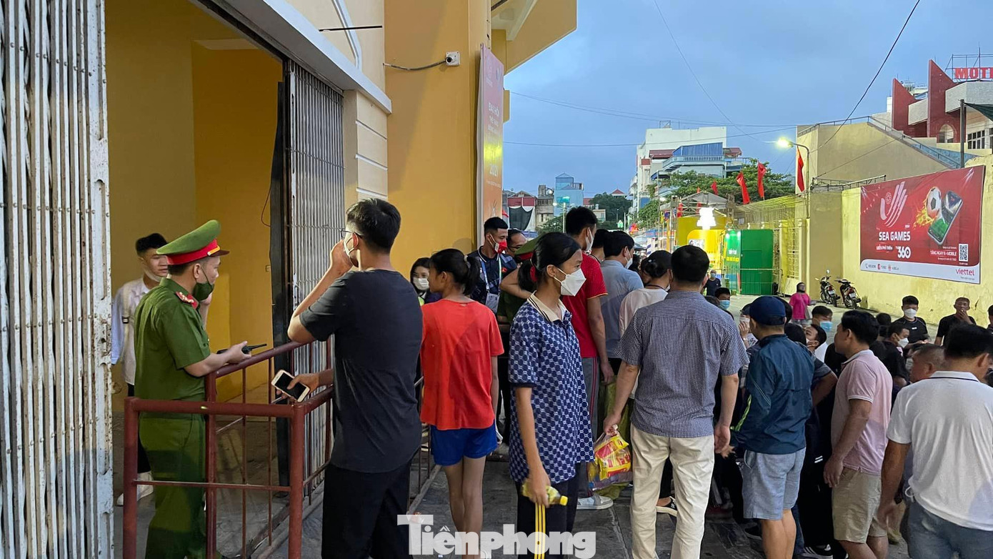 Mỗi trận đấu đều có trên 2 nghìn học sinh và người hâm mộ lấp kín hơn 30.000 chỗ ngồi của sân Thiên Trường - Ảnh: Hoàng Long