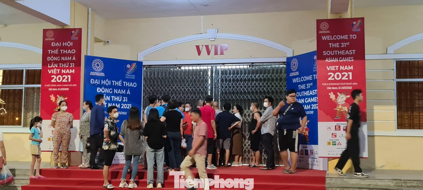 Rất nhiều khán giả Thành Nam đến muộn và không vào được sân vì hết chỗ - Ảnh: Hoàng Long Tại khu vực sân Thiên Trường, tỉnh Nam Định còn tổ chức không gian văn hoá ẩm thực với nhiều món ăn truyền thống đặc sắc - Ảnh: Hoàng Long