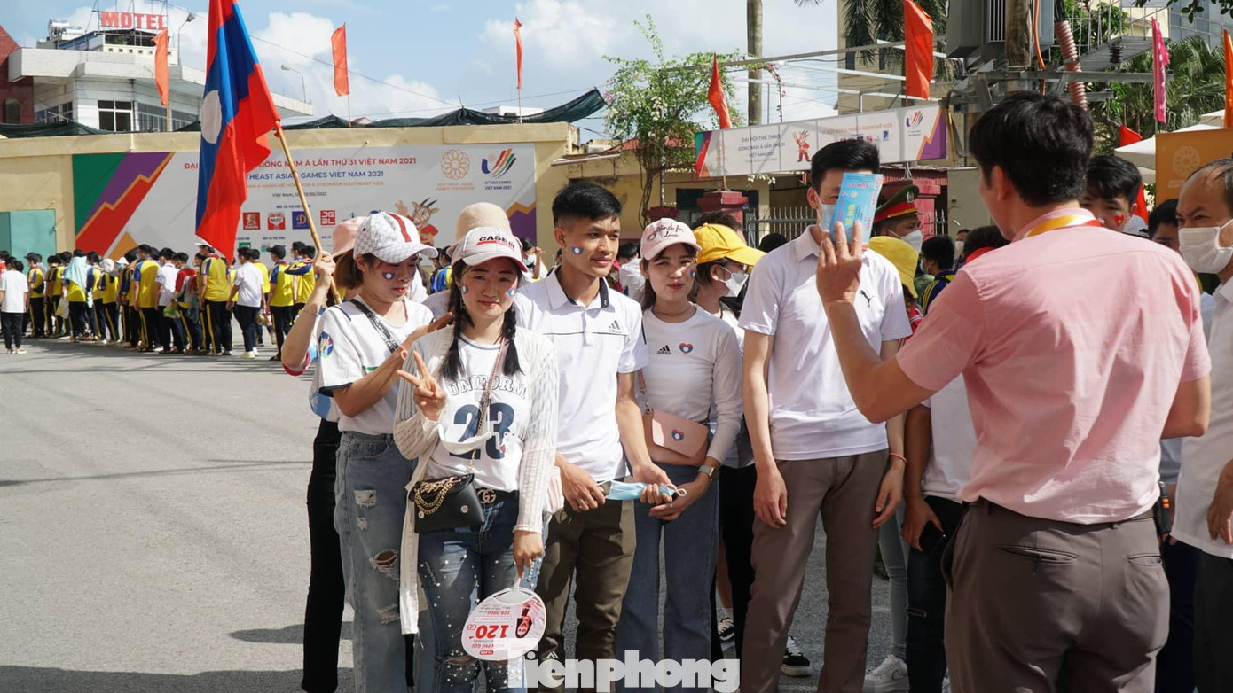 Chiều 9/5, khi nghe thông tin có một số du học sinh Lào đang học tại tỉnh không vào được sân vì hết chỗ, UBND tỉnh Nam Định đã cấp tốc chỉ đạo Sở VH-TT và DL phát vé mời, cử người đưa số du học sinh này vào tận sân để cổ vũ cho đội Lào - Ảnh: Hoàng Long