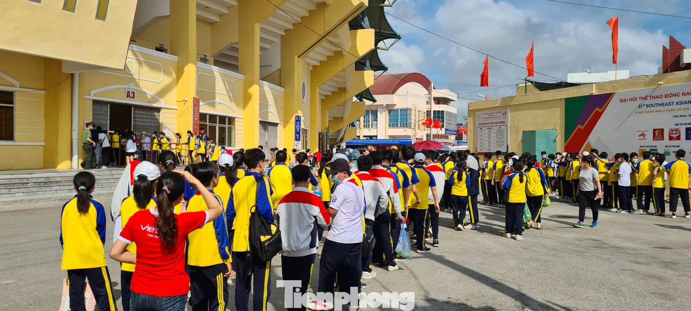 Để tỏ lòng hiếu khách, ở mỗi trận đấu, tỉnh Nam Định huy động trên 2.000 học sinh THPT, THCS đến sân cổ vũ các đội bóng. Các em học sinh được bố trí ngồi ở khu vực khán đài A có mái che - Ảnh: Hoàng Long Chiều 9/5, khi nghe thông tin có một số du học sinh Lào đang học tại tỉnh không vào được sân vì hết chỗ, UBND tỉnh Nam Định đã cấp tốc chỉ đạo Sở VH-TT và DL phát vé mời, cử người đưa số du học sinh này vào tận sân để cổ vũ cho đội Lào - Ảnh: Hoàng Long