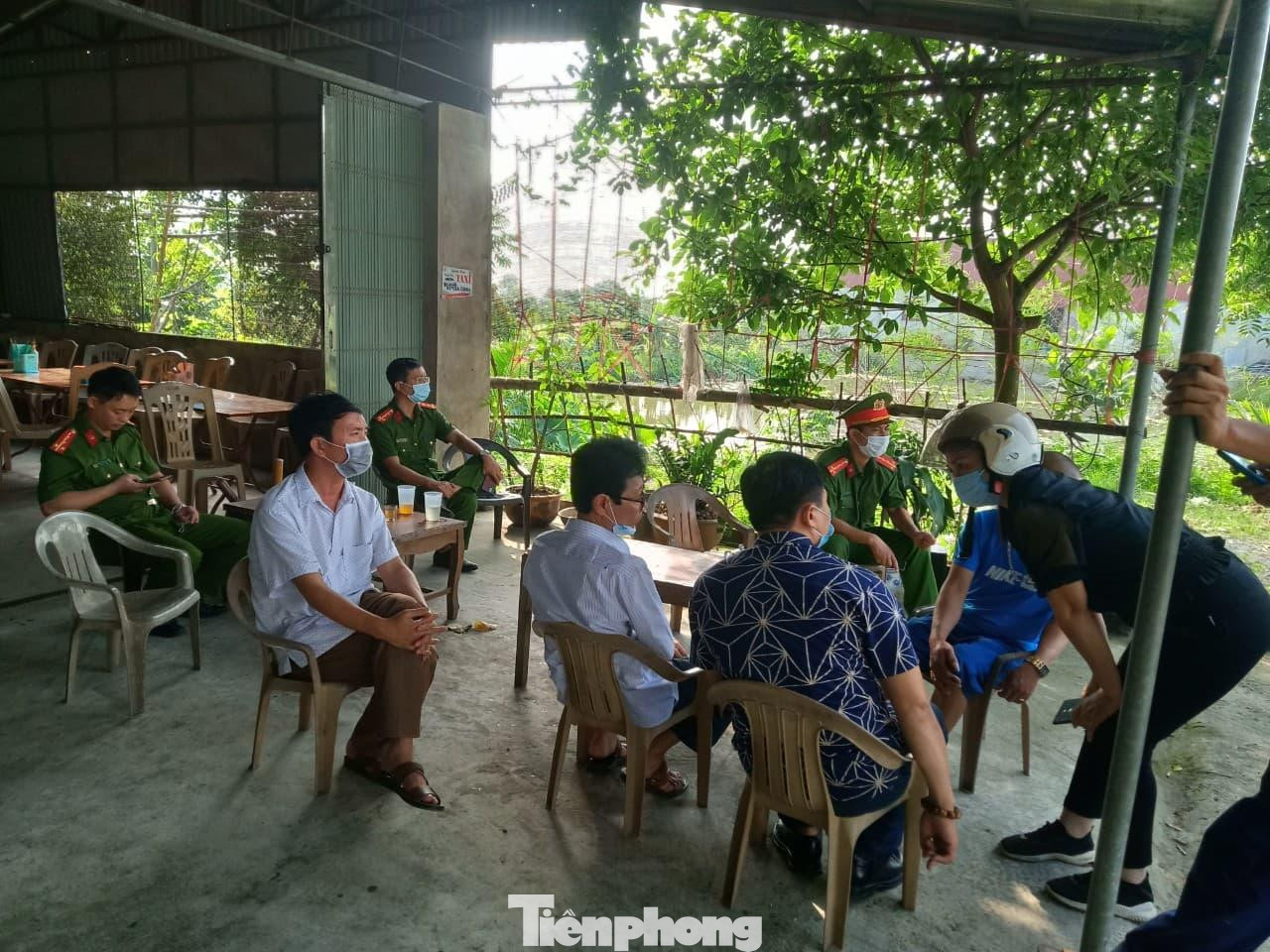 Các chủ cơ sở tang lễ ở Nam Định tập trung tại cổng đài hoa thân để đợi làm việc với lãnh đạo công ty Hoàng Long - Ảnh: Hoàng Long